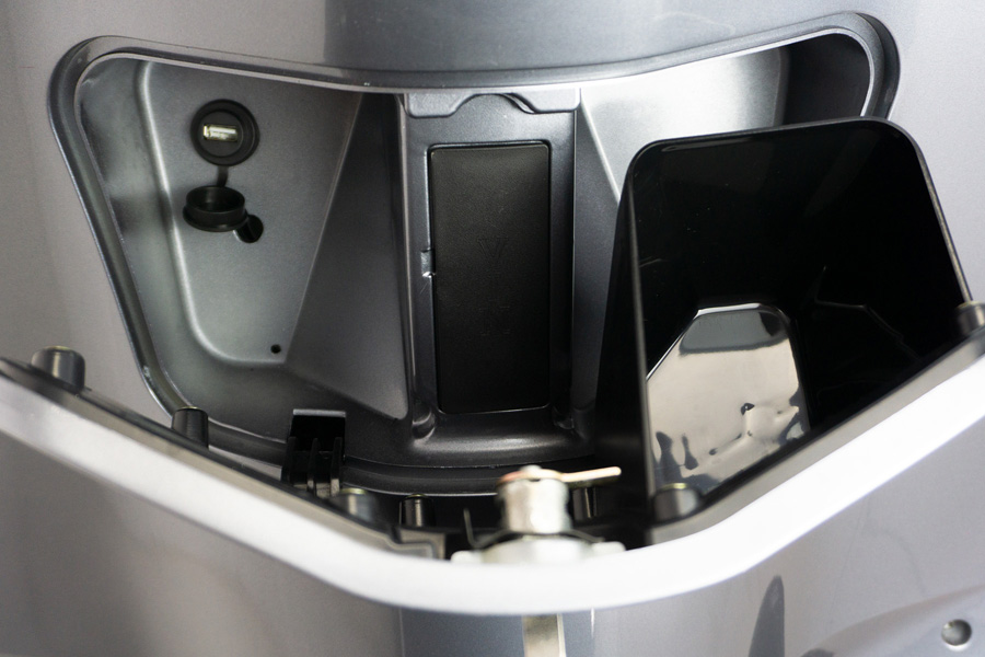 C4 Staufach und USB Details