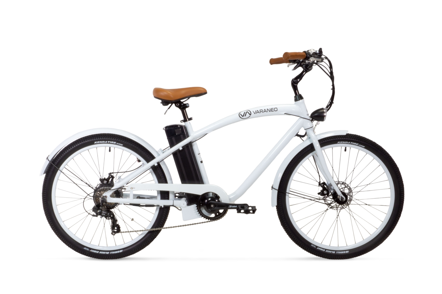 Weißes VARANEO Beachcruiser E-Bike mit geschwungenem Rahmen auf weißem Hintergrund.